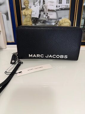 NWT Marc Jacobs Black Zip-Around Leather Wristlet Wallet.